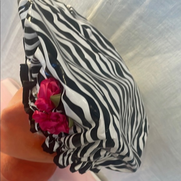 Crazy black and white zebra stripe shower cap - Picture 2 of 2